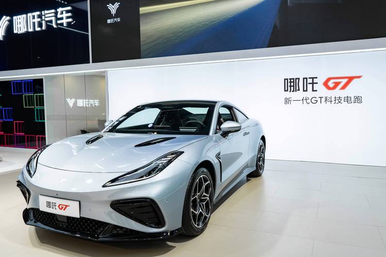 惠州120哪吒汽车在智能汽车领域的表现，领途汽车在新能源汽车市场中的影响力